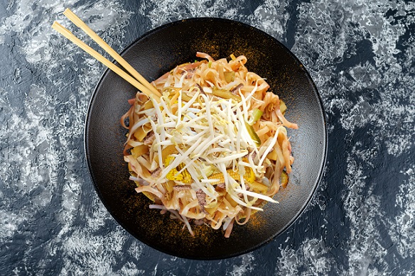 Makaron chow mein z wieprzowiną