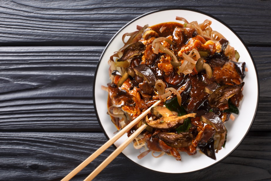 Makaron chow mein z wołowiną