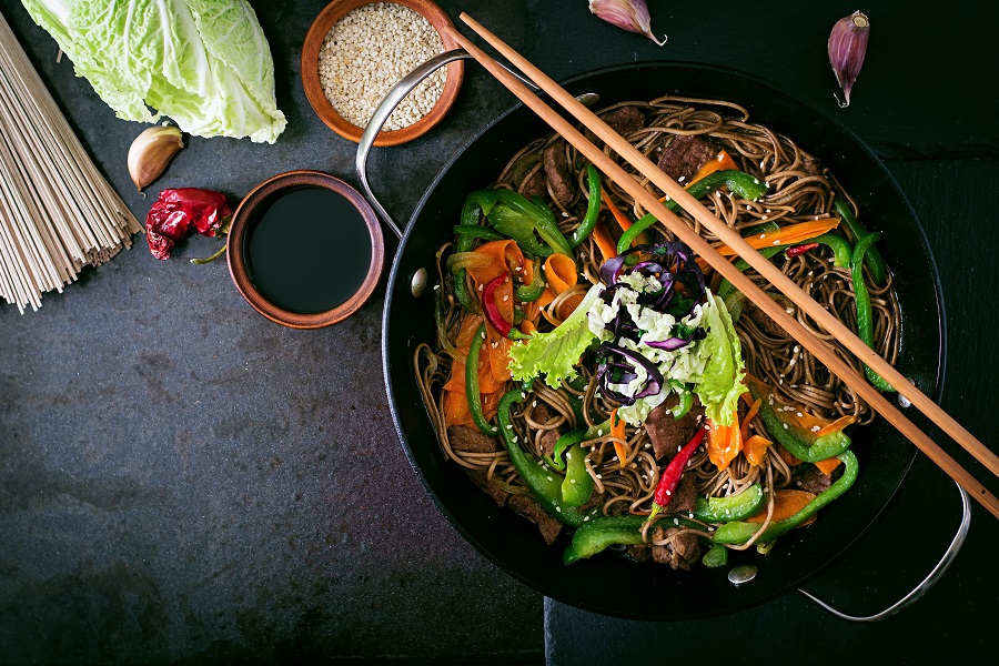 Jak zrobić chińskie danie w domu? Poznaj 5 wskazówek