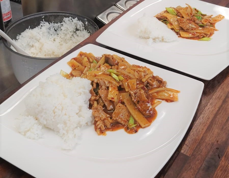 Wieprzowina po chińsku z ryżem na ostro