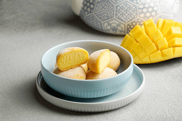 Domowe lody mochi o smaku mango