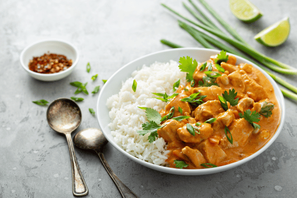 Kurczak curry z warzywami i orzechami nerkowca